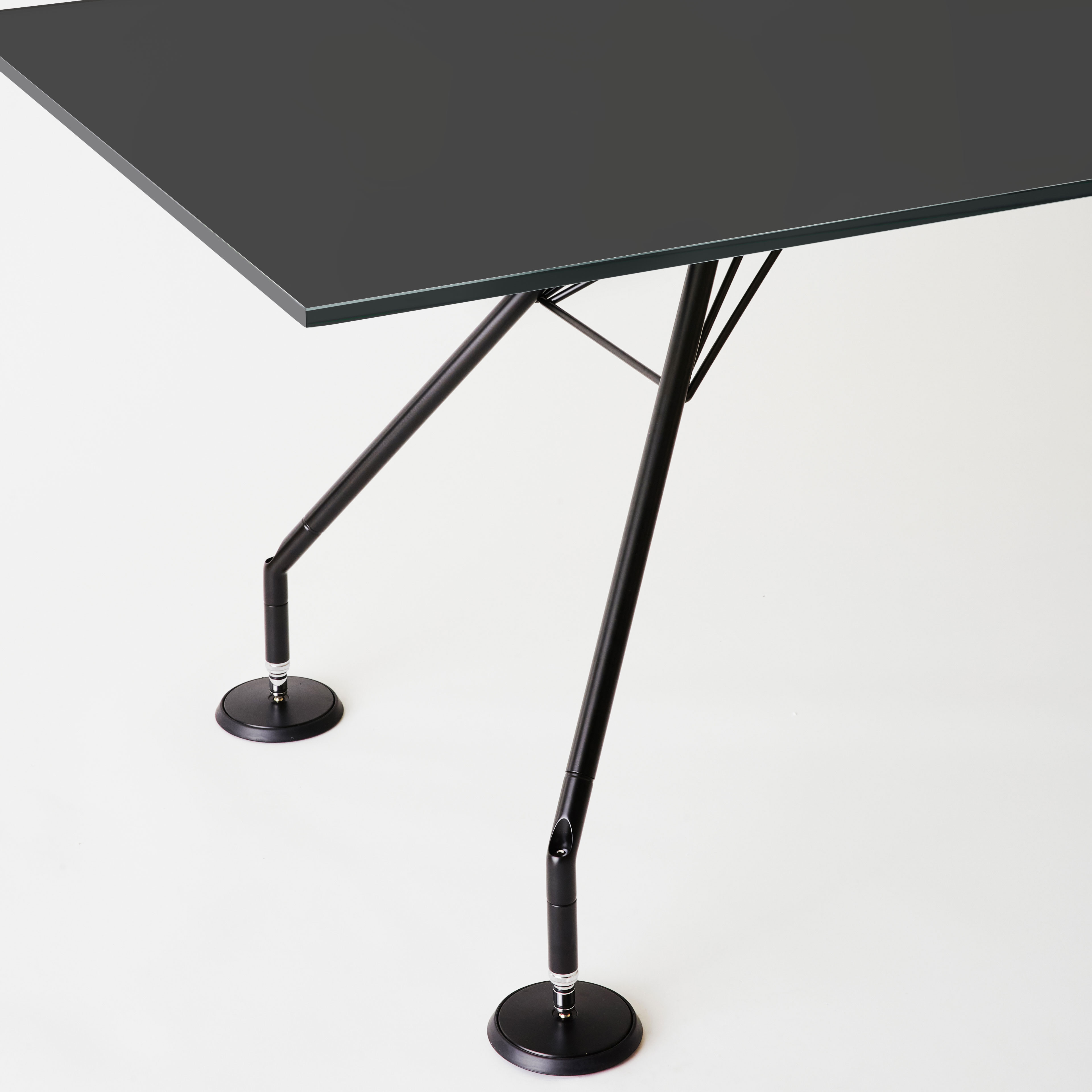 Nomos Table (1600 size / laminate top / black) (50% 할인 프로모션) 강화유리 컨퍼런스 사장 대표 중역 임원 사무용 책상 데스크